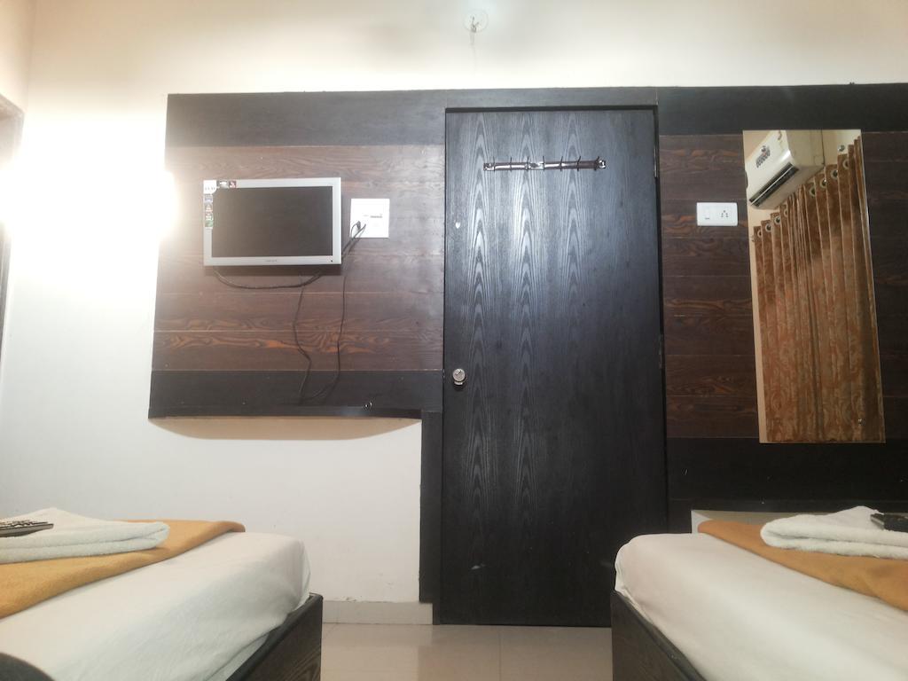 Hotel Sai Galaxy Inn Shirdi Habitación foto
